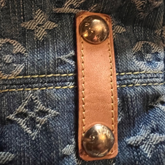 Louis Vuitton - Picture 3 of 8